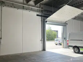 Lagerhal med port og lidt kontor