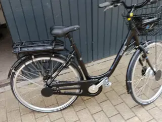Dame Elcykel Med Cykelhjelm