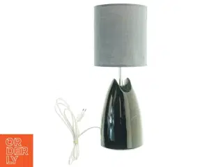 Bordlampe med grå stofskærm og sort fod (str. 48 x 18 cm)