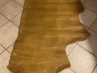 Stort stykke brun skind