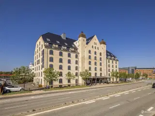 631 kvm. kontor på 2. sal - super god akustik. fælles kantine og fitness.