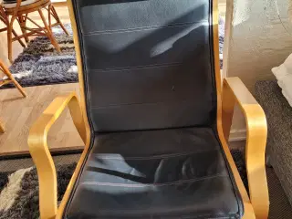 Lænestol i sort læderlook, med bøgemeder