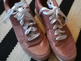 Som ny sko, med satin snørebånd 5 kr🌸