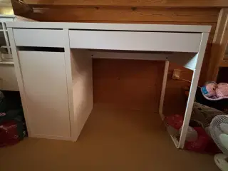 Micke skrivebord fra IKEA