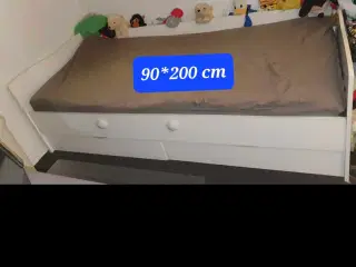 Hvid Seng med 2 skuffer  under