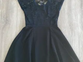 Sort kjole fra D-XEL i str. 8 år 