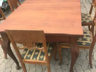 Gammel egetræsbord og 6 stole