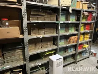 Reol system med blandet tilbehør.