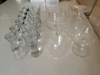 12 Snapse glas samt 4 Cognac glas