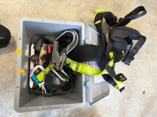 Kasse m. sikringsgrej samt div.