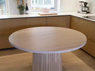 Massiv rundt spisebord i eg 