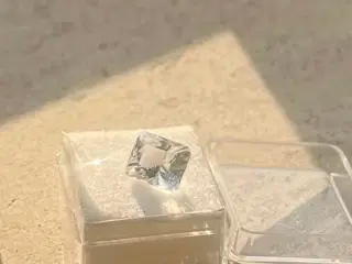 Sjælden pollucit - 5,55 ct - med certifikat 