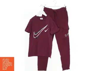 Sæt med T-shirt og cargo bukser i bordeaux fra Nike (str. 134)