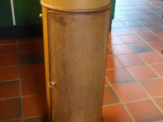 piedestal  ( gl. vaskeskab)