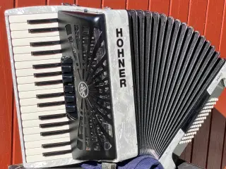 🎶 Hohner Bravo III 72 – Hvid Perlemor, 7,4 kg . 