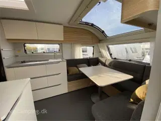 2021 - Adria Adora 613 UT   Næsten Ny Adria Adora 613 UT  – Klar til Ferie med Stil og Komfort!