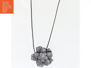 Dekorativ halskæde med blomstermotiv (str. 176 cm)