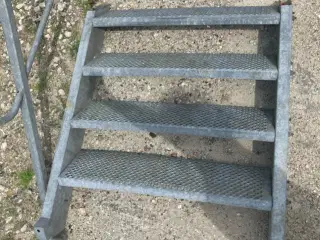 4 trins ståltrappe