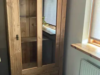karlekammerskab med glas