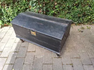 Gammel trækiste med buet låg. 