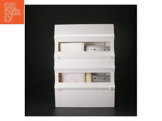 Hvidt plast skuffemøbel (str. 40,5 x. 24,5 cm)