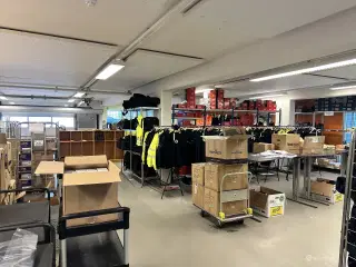 Lager/værksted i stueplan med porte