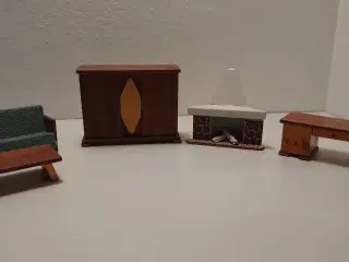 5 dele gamle dukkehusmøbler i træ. Pæn stand.