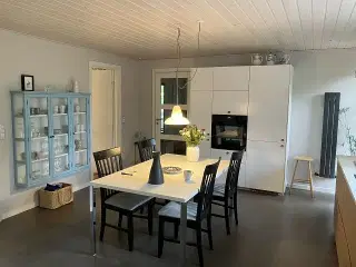 Spisebord, Hvid med metal ben