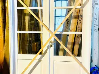 Stor, dobbelt glasdør m. karm og bundstykke