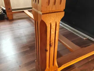 Spisebord i fyrtræ 