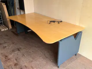 Hæve-sænkebord med buet forkant