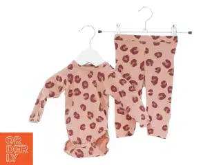 Baby dragtsæt med leopardprint fra Petit (str. 62)