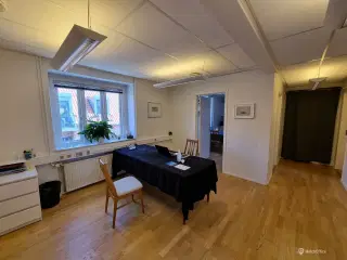 Velbeliggende lejemål til klinik / kontor - i alt 139 kvm - momsfrit