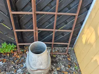 Stort staldvindue samt mælkejunge