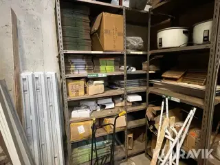 Reol system med blandet tilbehør.