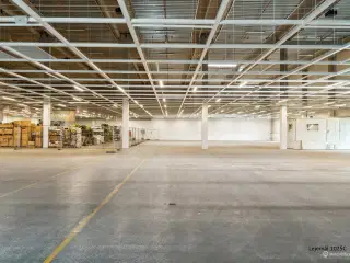 Logistiklejemål med porte og ramper og en loftshøjde op til 10 meter