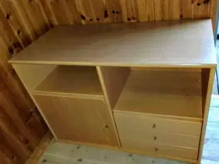 Lille skabs reol med 3 skuffer og et skab