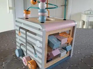 Aktivites klodse med flere funktioner.