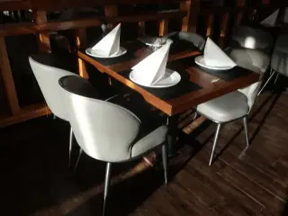 Bord og 4 nye stole
