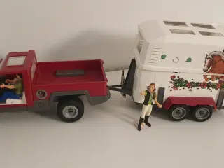Schleich bil med hestetrailer med tilbehør. 