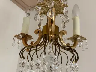 Smuk lysekrone med glasprismer 