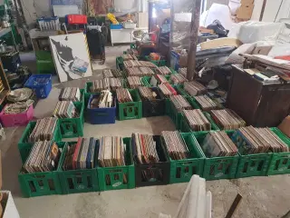 Ca 2000 lp'er sælges samlet for 7000 afhentes i 33