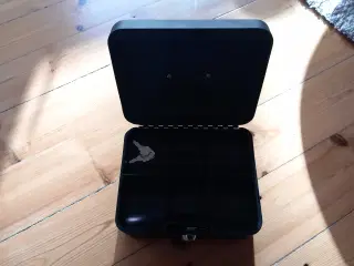 Pengekasse med lås
