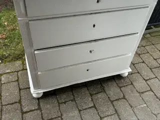Gammel kommode med 4 skuffer 