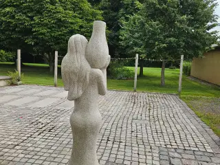 Granitfigur ,dame 185 cm høj
