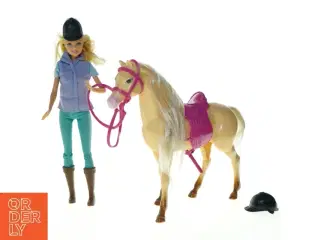 Barbiedukke med hest og tilbehør (str. 26 x 24 cm)