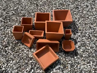 Samling firkantede terracotta urtepotter