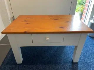 Flot gammelt fyrretræsbord