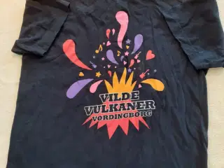 4 t-shirts, str. 128, 1 blå og 3 sorte.