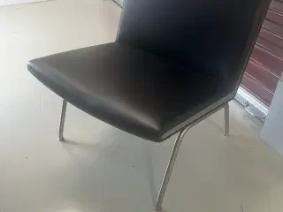 Hans J Wegner Lufthavnsstol CH401 i sort læder